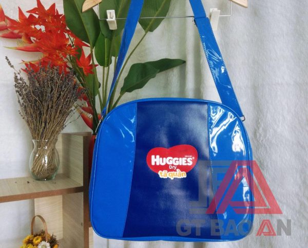 Túi đeo chéo quà tặng công ty Huggies
